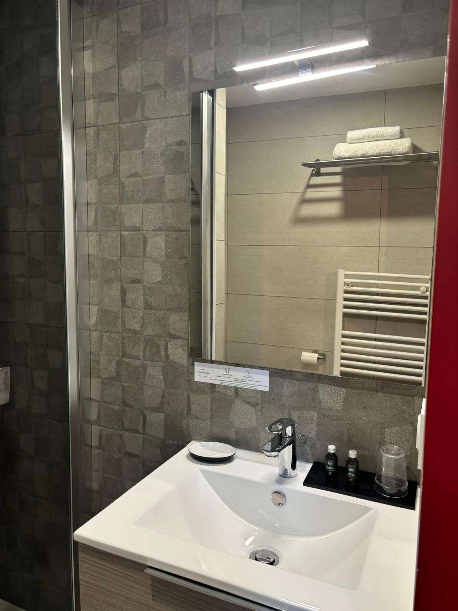 Logis Hotel-Restaurant - Le Moulin D'Artres Luaran gambar